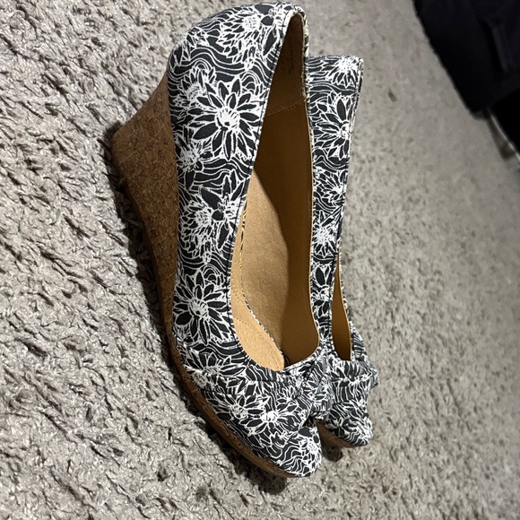 Dexflex Comfort Black and White Patterned Wedges - Picture 5 of 5